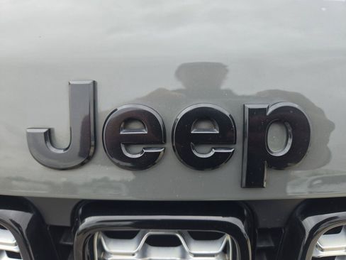 Used 2020 Jeep Grand Cherokee Altitude RWD image 9
