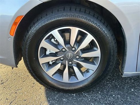 Used 2021 Chrysler Pacifica Touring-L image 10