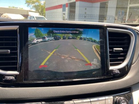 Used 2024 Chrysler Pacifica Touring-L FWD image 22