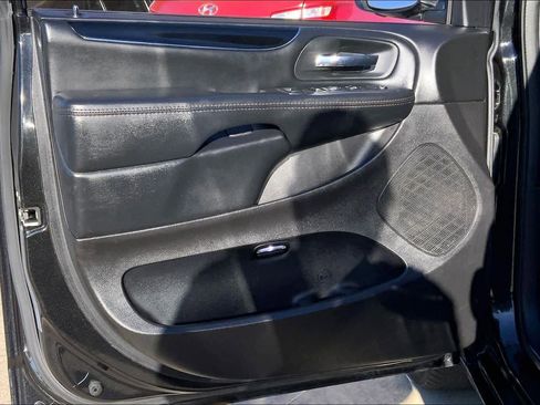 Used 2020 Dodge Grand Caravan SE image 21