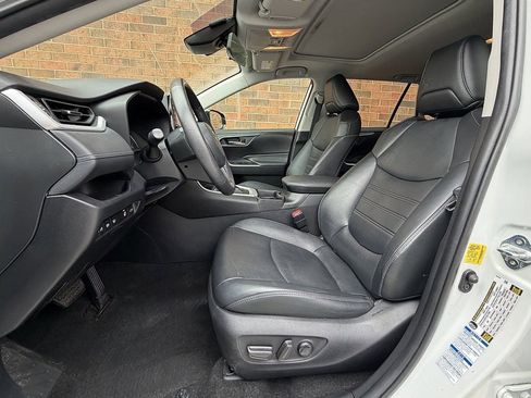 Used 2021 Toyota RAV4 XLE Premium image 5