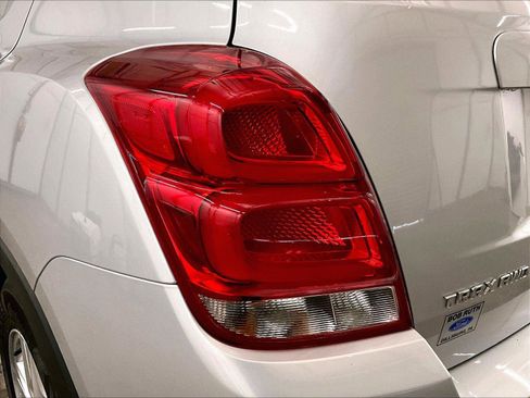 Used 2022 Chevrolet Trax LT w/ LT Convenience Package image 28