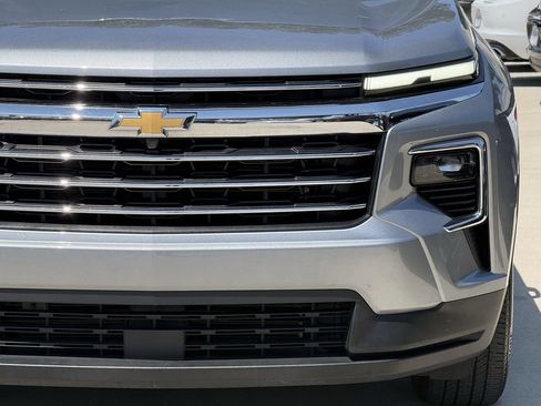 Used 2025 Chevrolet Traverse LT FWD image 8
