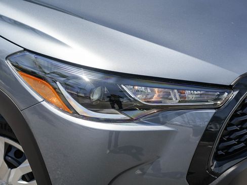 Used 2025 Toyota Corolla Cross L FWD image 2
