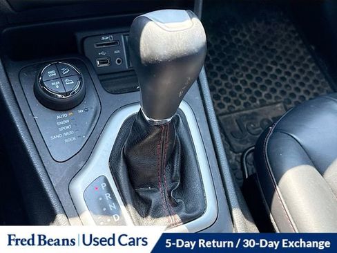 Used 2016 Jeep Cherokee Trailhawk w/ Comfort/Convenience Group AWD/4WD image 19