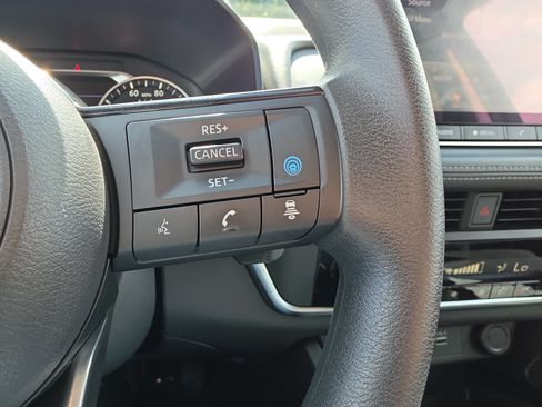 Used 2023 Nissan Rogue SV FWD image 16