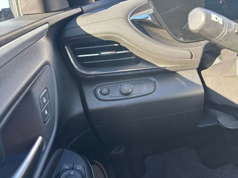 Used 2025 Buick Envista Preferred image 32