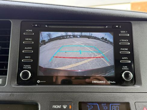 Used 2018 Toyota Sienna SE image 37