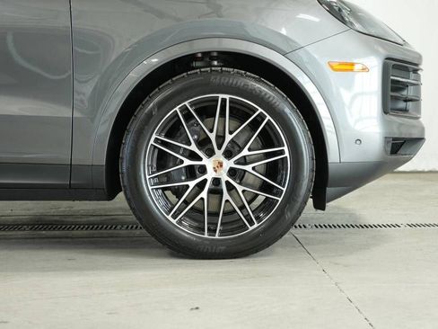 Certified 2025 Porsche Cayenne AWD/4WD image 42