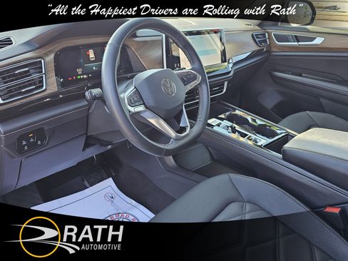 Used 2025 Volkswagen Atlas SE image 11