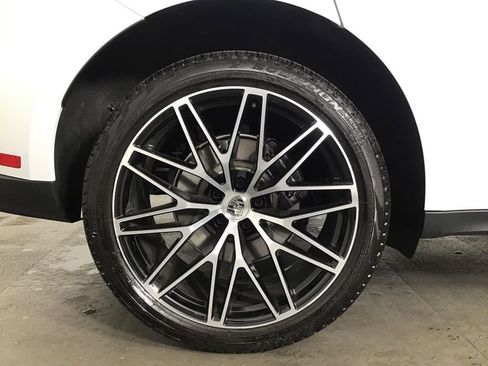 Certified 2026 Porsche Macan AWD/4WD image 11