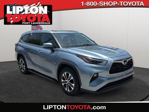 Used 2022 Toyota Highlander XLE FWD image 1