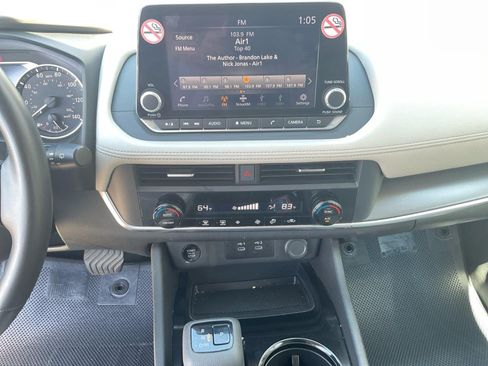 Used 2025 Nissan Rogue SV AWD/4WD image 11