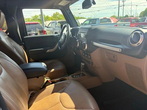 Used 2015 Jeep Wrangler Sahara image 7