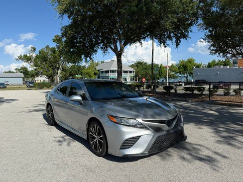 Used 2018 Toyota Camry SE FWD image 3