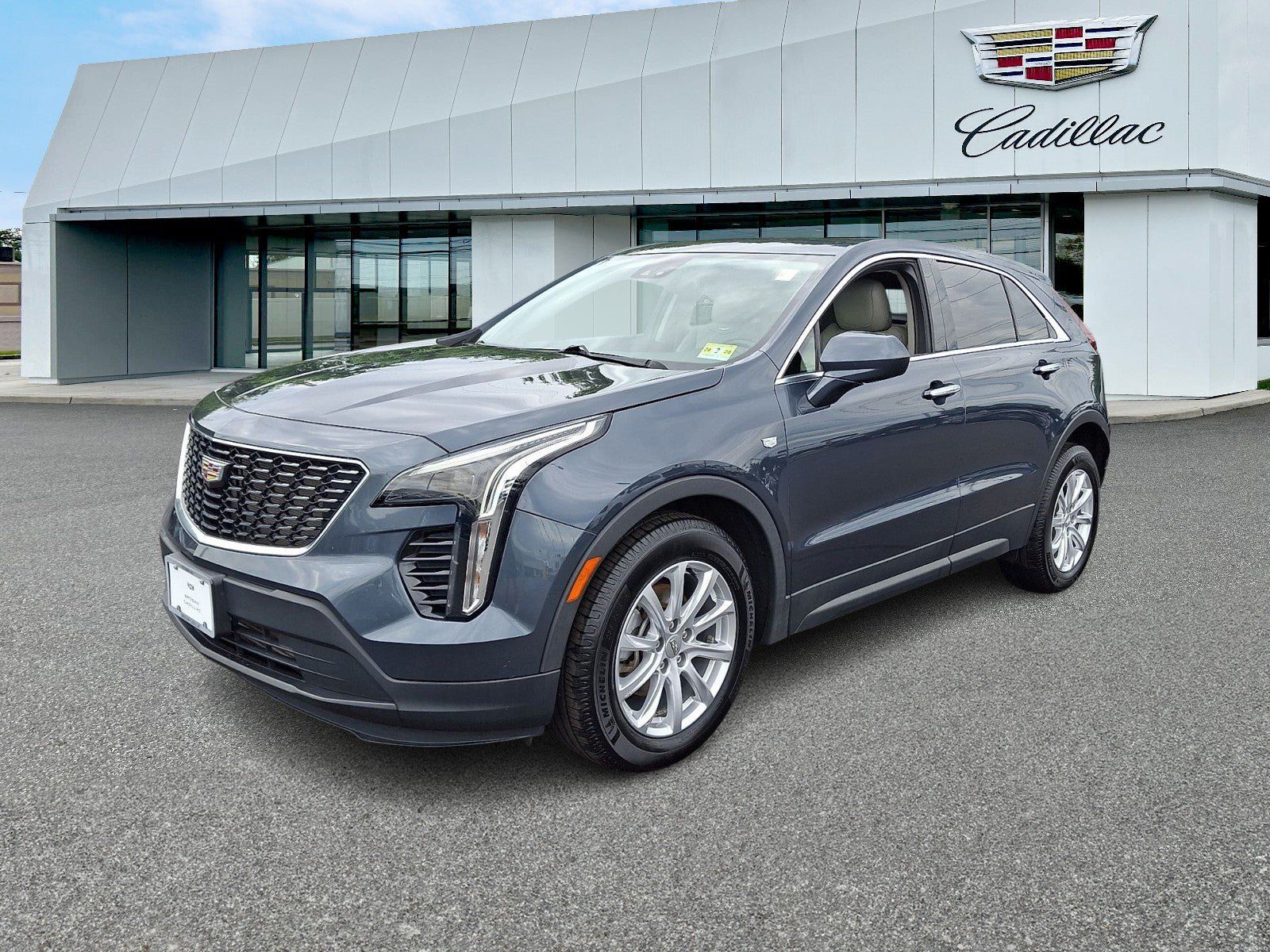 Used 2021 Cadillac XT4 Luxury w/ Cold Weather Package FWD image 3
