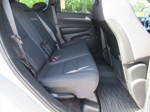 Used 2019 Jeep Grand Cherokee Laredo w/ Security & Convenience Group AWD/4WD image 30
