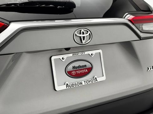 Used 2021 Toyota RAV4 XLE FWD image 8