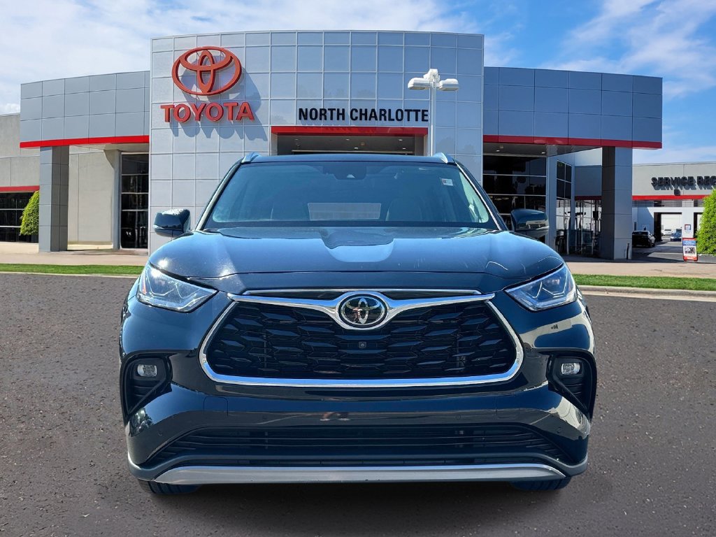 Used 2023 Toyota Highlander Platinum FWD image 3