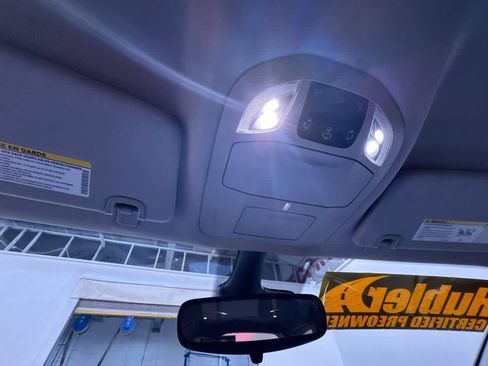 Used 2024 Chrysler Pacifica Touring-L image 32