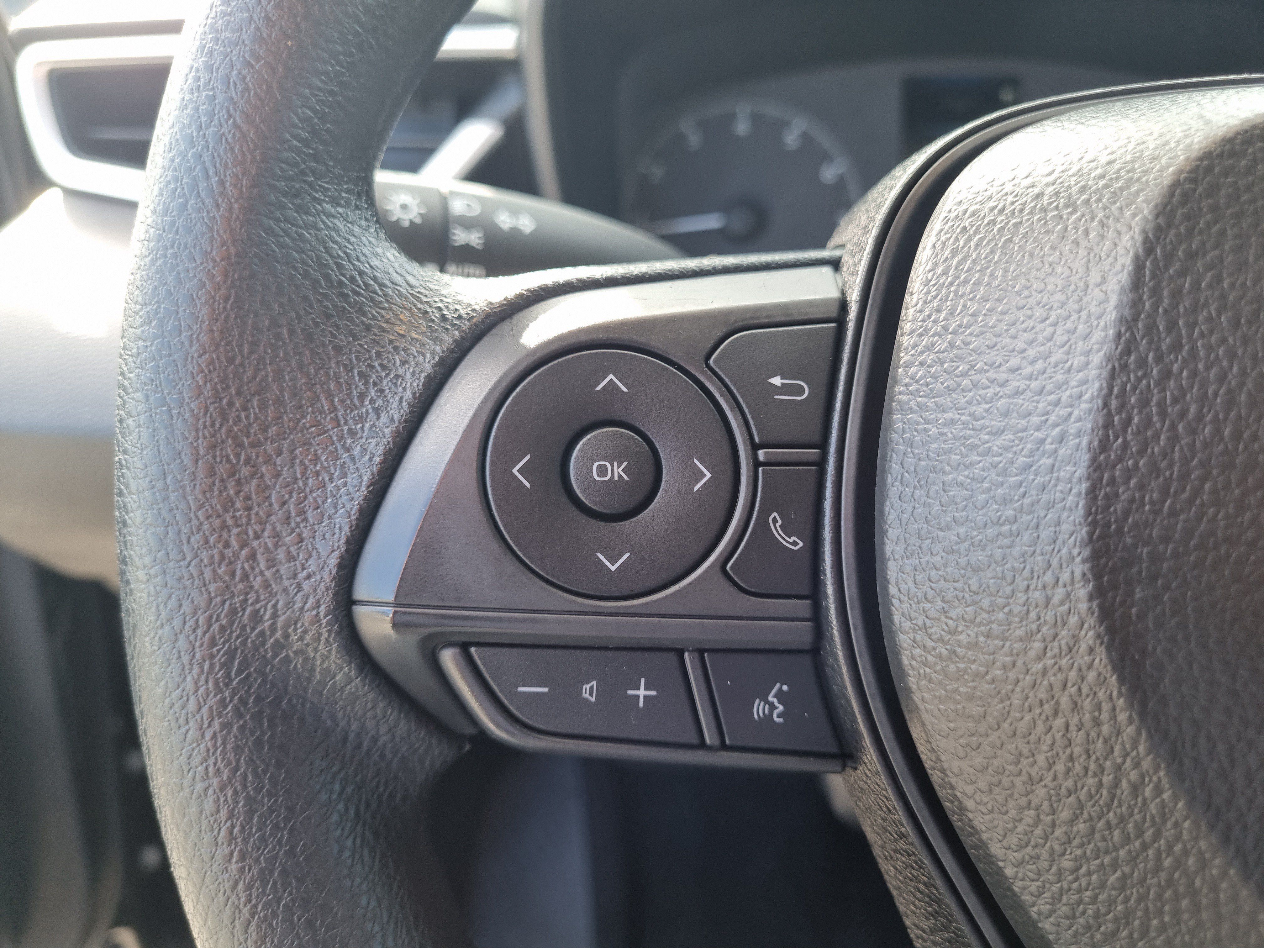 Used 2025 Toyota Corolla LE FWD image 27