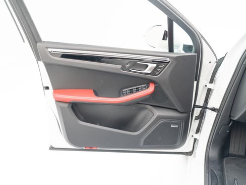 Certified 2026 Porsche Macan AWD/4WD image 20