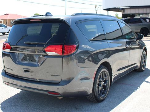 Used 2020 Chrysler Pacifica Limited w/ Advanced Safetytec Group FWD image 3