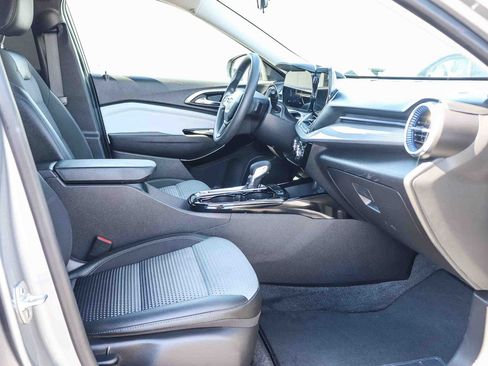 Used 2025 Chevrolet Trax LT FWD image 20