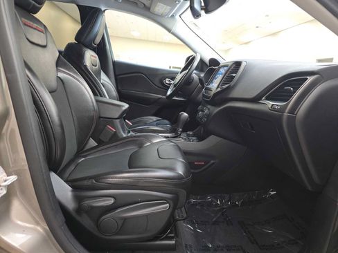 Used 2019 Jeep Cherokee Trailhawk w/ Trailer Tow Group AWD/4WD image 27
