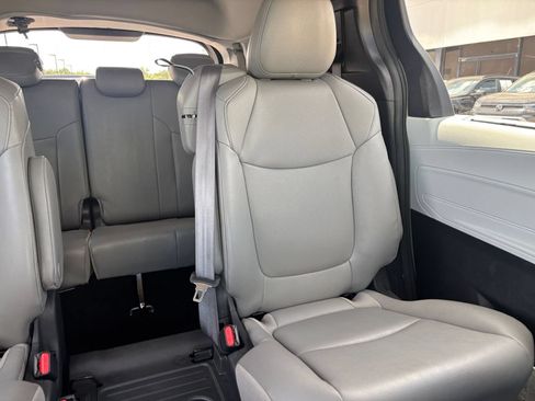 Used 2025 Toyota Sienna XLE FWD image 35