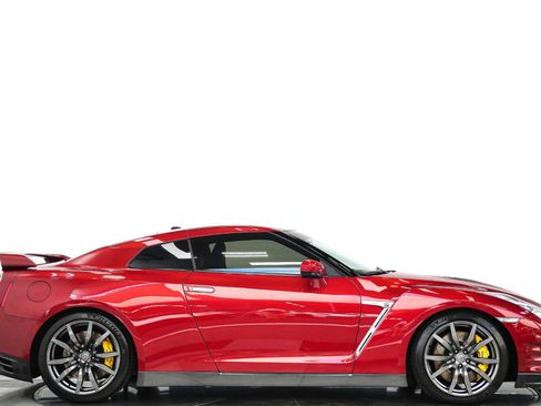 Used 2015 Nissan GT-R Premium AWD/4WD image 2