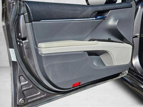 Used 2023 Toyota Camry SE image 11