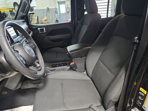 Used 2023 Jeep Gladiator Sport image 18