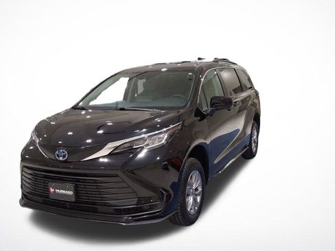 Used 2022 Toyota Sienna LE image 1