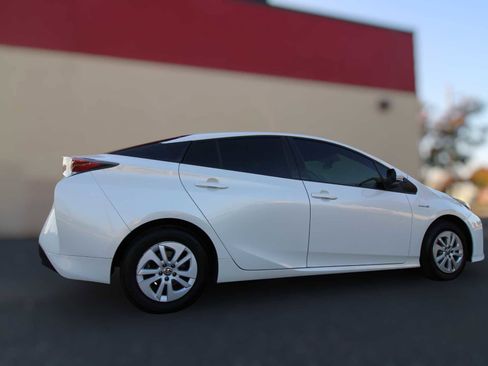 Used 2016 Toyota Prius Two image 9