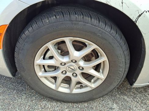 Used 2024 Chrysler Pacifica Touring-L FWD image 5
