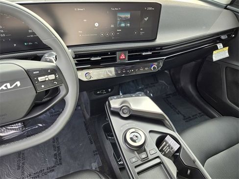 New 2025 Kia EV6 Wind image 18