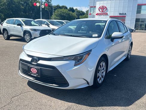Used 2023 Toyota Corolla LE FWD image 3