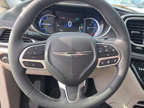 Used 2022 Chrysler Pacifica Touring-L FWD image 14