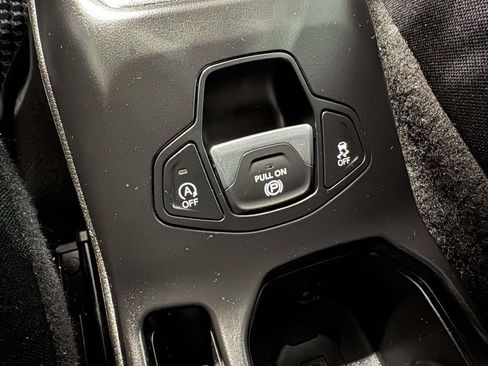 Used 2023 Jeep Renegade Latitude AWD/4WD image 31