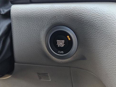 Used 2024 Chrysler Pacifica Touring-L FWD image 21