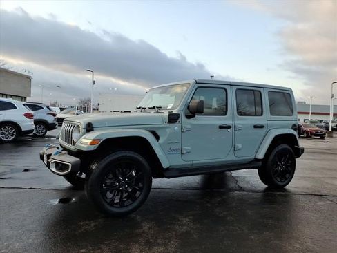 Used 2024 Jeep Wrangler Unlimited Sahara image 11