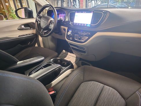 Used 2021 Chrysler Pacifica Touring image 15