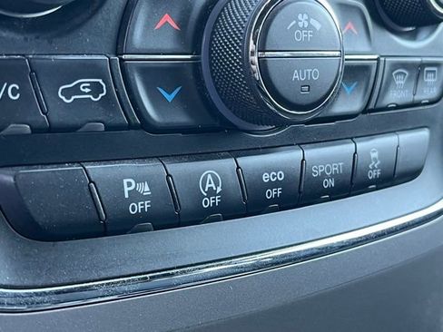 Used 2019 Jeep Grand Cherokee Laredo image 32