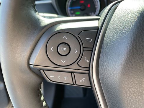 Used 2022 Toyota Venza LE image 18