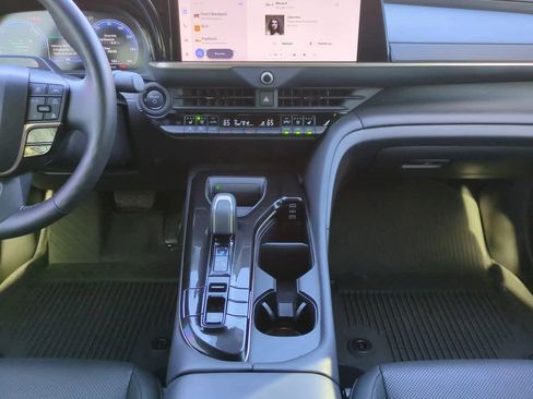 Used 2024 Toyota Crown Limited image 18