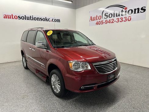 Used 2015 Chrysler Town & Country Touring-L w/ Driver Convenience Group image 1
