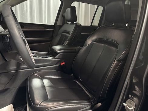 Used 2024 Jeep Grand Cherokee Limited AWD/4WD image 10
