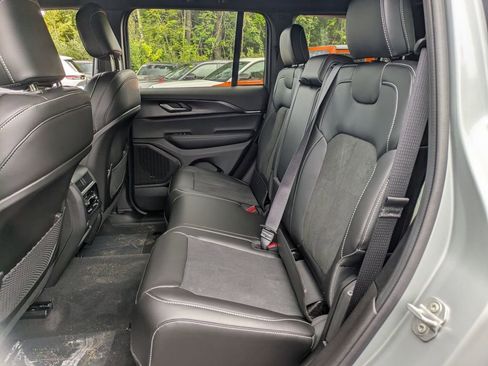 New 2025 Jeep Grand Cherokee Altitude image 24