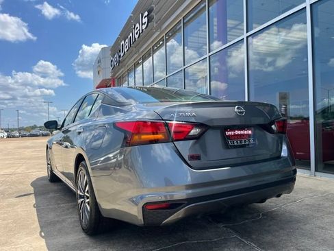 Used 2024 Nissan Altima 2.5 SV FWD image 2